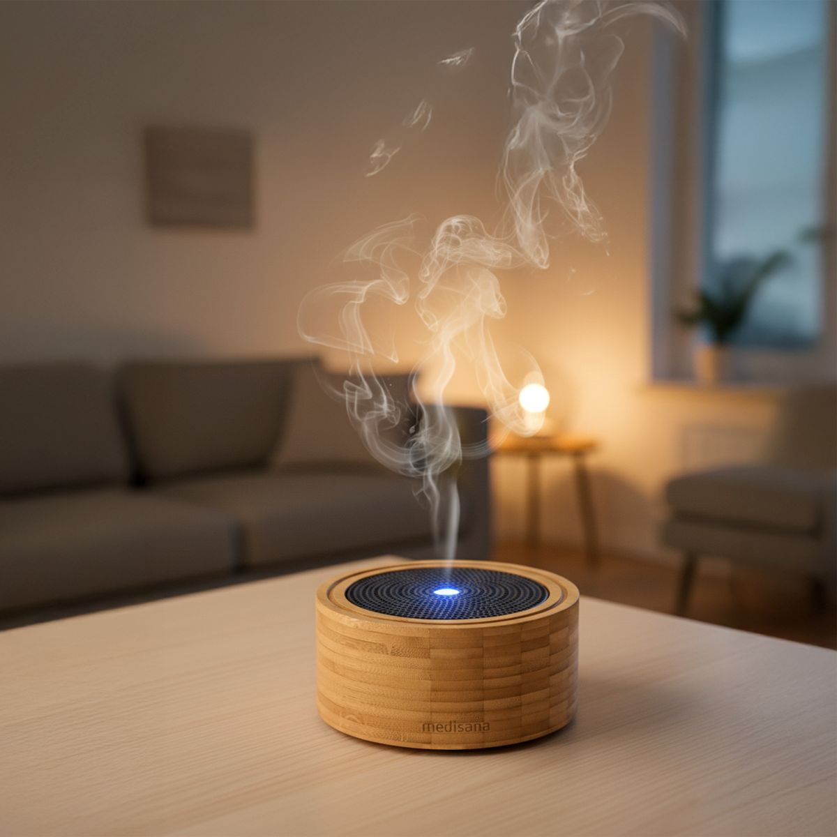 Ein runder Aroma-Diffuser aus Holz steht auf einem Tisch und verströmt sichtbaren Duftnebel in einem gemütlichen Wohnraum.